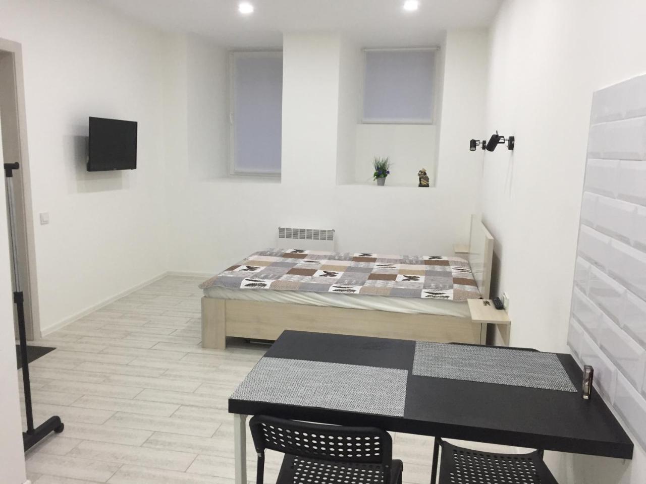 Small Underground Apartment At The Center เคอร์ซอน ภายนอก รูปภาพ